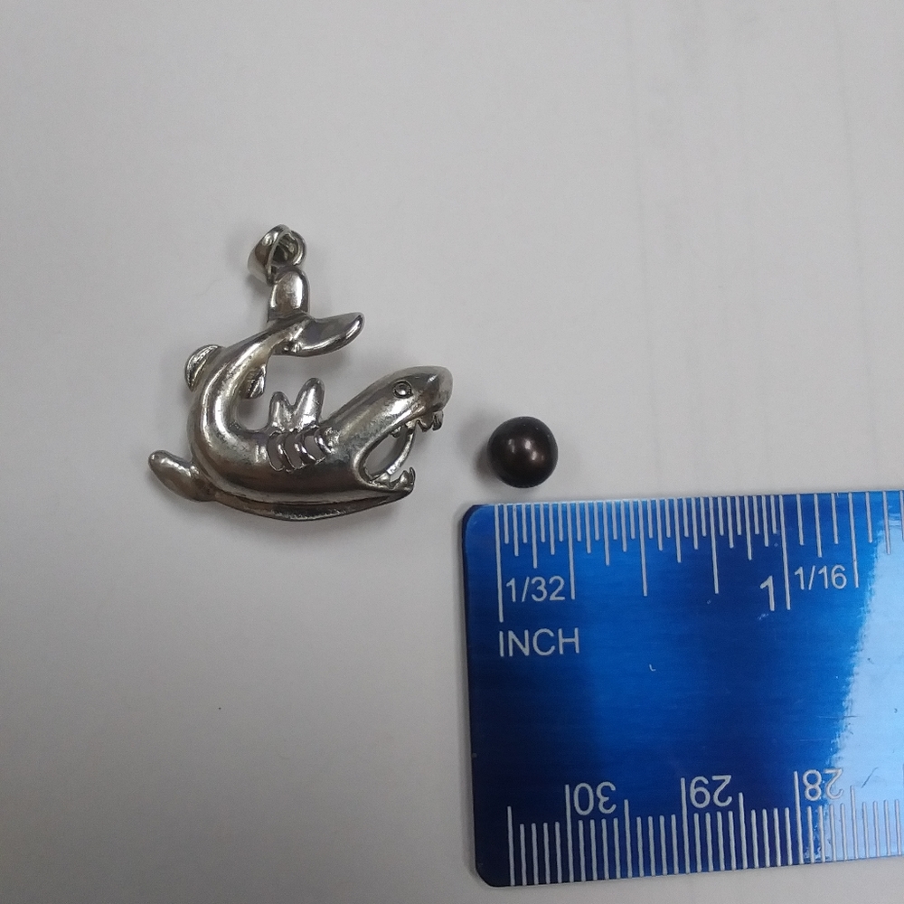 Shark pearl necklace